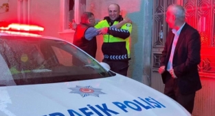 Alkollü sürücü polise sarılarak bayramlaştı