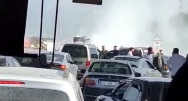 Araç yandı, Mudanya yolu kilitlendi