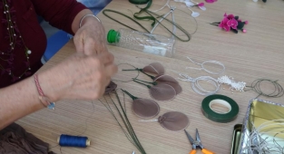 Atık çoraplardan süs çiçekleri yapıyorlar
