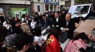 Başkan Dündar, esnaf ve vatandaşlara iftariyelik dağıttı