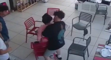 Boğazına biber kaçan genci heimlich manevrası kurtardı