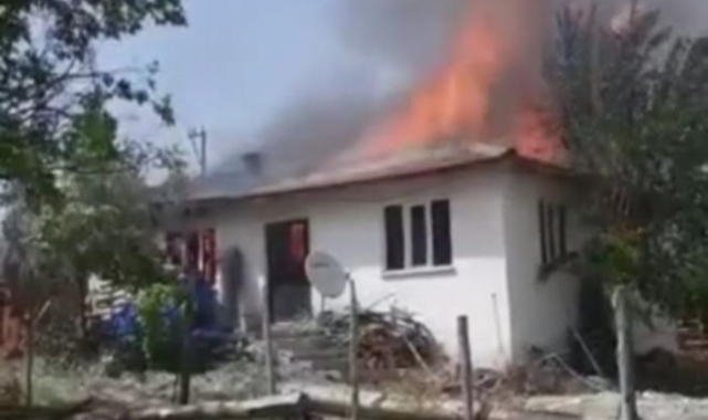 Bursa'da çıkan yangında iki ev ve bir traktör küle döndü
