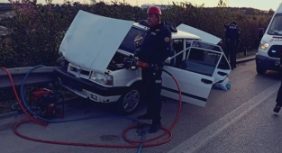 Bursa’da trafik kazası: 4 kişi araçta sıkıştı