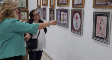 Ebru atölyesi eserleri bu sergide