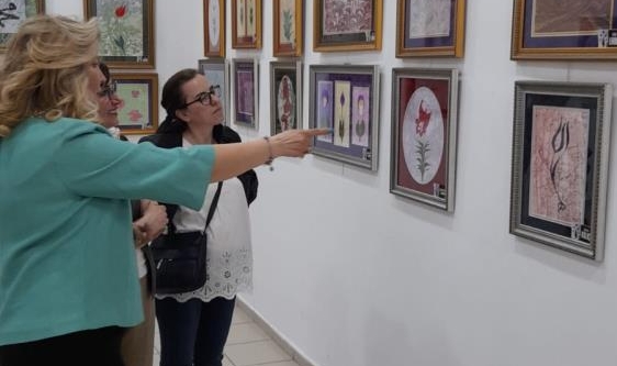 Ebru atölyesi eserleri bu sergide