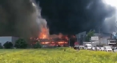 Fabrika yangınında otomobili böyle uzaklaştırdılar