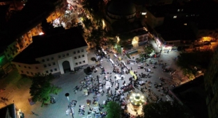 Gece bayram alışverişi çılgınlığı havadan görüntülendi