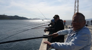 Gemlik’te müsilaj sona erdi, denizi oltacılar doldurdu
