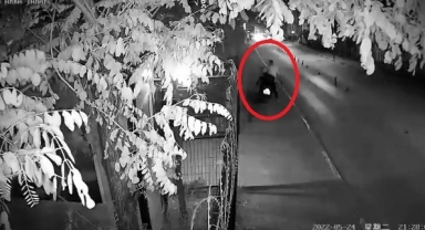 Göz göre göre motosiklet hırsızlığı kamerada