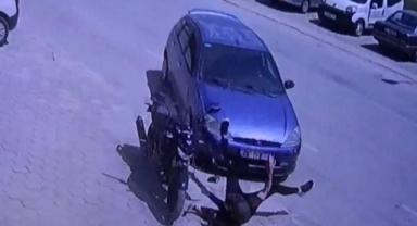 Kaza yapan motosikletin sürücüsü böyle havalandı