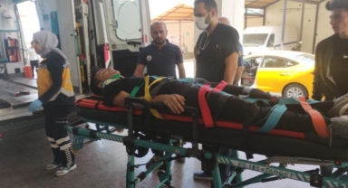Liseli gençler otomobilin altında kalıp yaralandı
