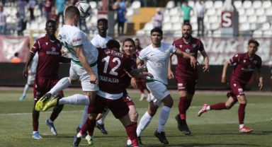 Maç sonu saha kenarı karıştı