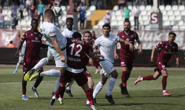 Maç sonu saha kenarı karıştı