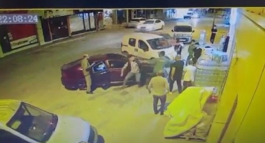 Market kapısında tekmeli yumruklu kavga
