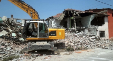 Metruk binalar tek tek yıkılıyor