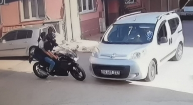 Motosikletli genç kız araca yandan çarptı: 1 yaralı