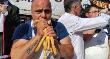 Ödülü kazanabilmek için metrelerce börek yediler