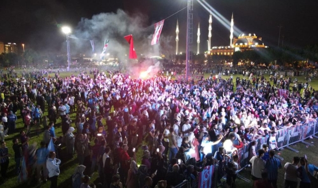 On binlerce kişi Trabzonspor’un şampiyonluğunu kutladı