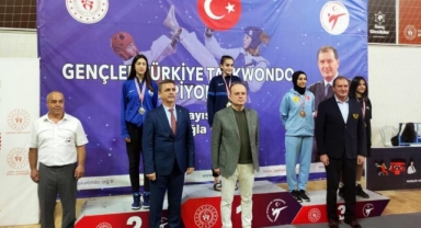 Osmangazili tekvandocudan gümüş madalya