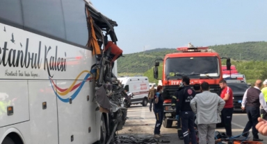 Otobüs'e çarpan kamyon sürücüsü olay yerinden kaçtı