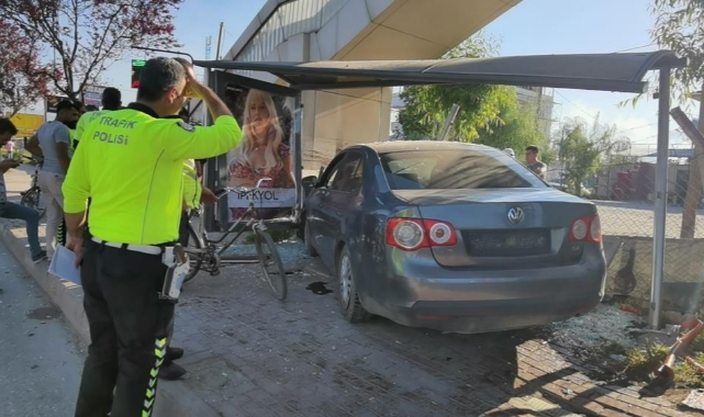 Otomobil durağa daldı: 1 yaralı