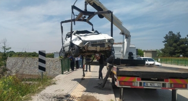 Otomobil köprüden uçtu: 2 yaralı