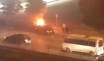 Seyir halindeki otomobil alev alev yandı