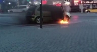 Seyir halindeki otomobil alev alev yandı