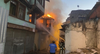 Tarihi bina yanarak kül oldu