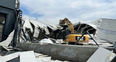 Tarım arazisine yapılan kaçak fabrika yıkıldı