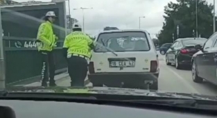 Trafik polisinden takdir toplayan hareket