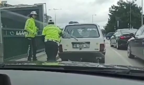 Trafik polisinden takdir toplayan hareket