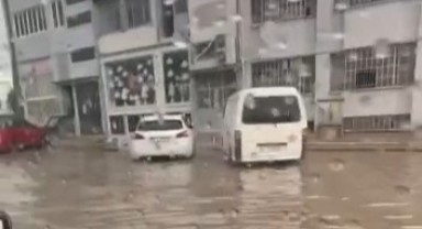 5 dakika yağdı yollar göle döndü