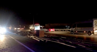 Ambulans kamyon'dan dökülen kerestelere çarptı : 1 yaralı