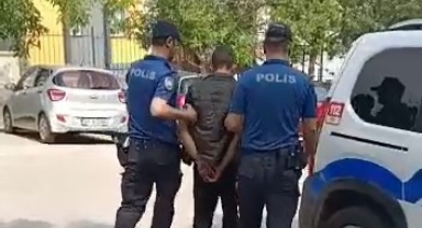 Aranan şüpheli yakalanınca kaçmak için bekçilere tekme attı