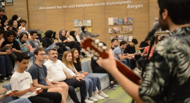 Başkan Yılmaz’dan gençlere gitarlı sınav morali