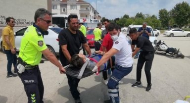 Bursa'da motosiklet araca saplandı
