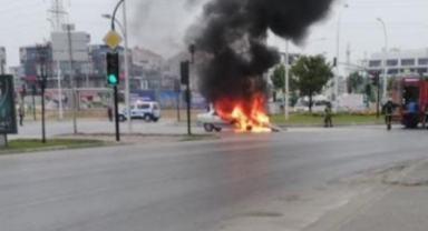 Bursa'da otomobil alev topuna döndü