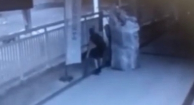 Çekçekli hırsız yoldaki mazgalları çaldı