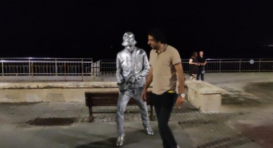Ekmeğini hareket etmeyerek çıkartıyor