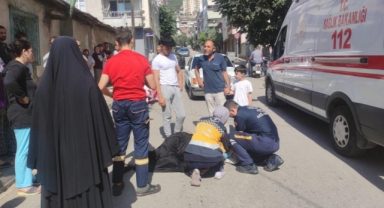 Eşi ve çocuğunun gözü önünde otomobil çarptı