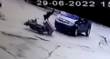 Hafif ticari aracın çarptığı motosikletli böyle havalandı