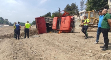 Hafriyat kamyonu devrildi: 1 yaralı