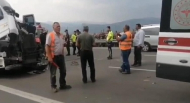Kamyona çarpan tırın sürücüsü araçta sıkıştı
