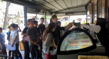 Karnesini getiren öğrencilere dondurma ve pamuk şekeri