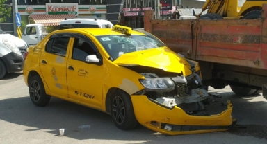 Kavşak'taki kaza'da soför ve yolcu sıkıştı