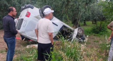 Kontrolden çıkan minibüs tarlaya uçtu: 3 yaralı