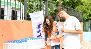 Mustafakemalpaşa Belediyesi öğrencilere su dağıttı