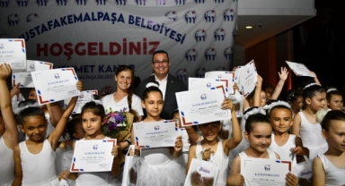 Mustafakemalpaşa’nın küçük kursiyerleri sertifikalarını aldı