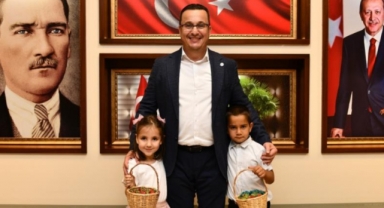 Mustafakemalpaşalı çocuklar atıklardan çilek yetiştirdi